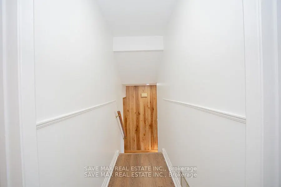 2 Geneva Cres