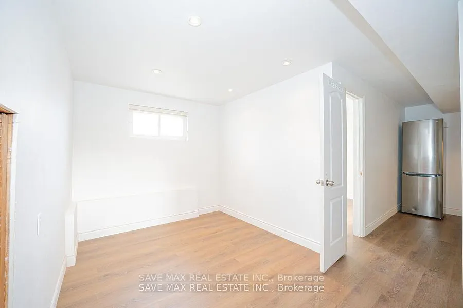 2 Geneva Cres