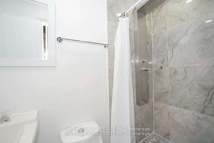 2 Geneva Cres