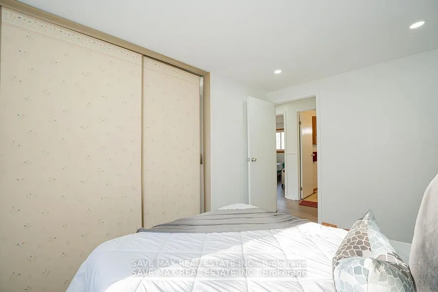 2 Geneva Cres