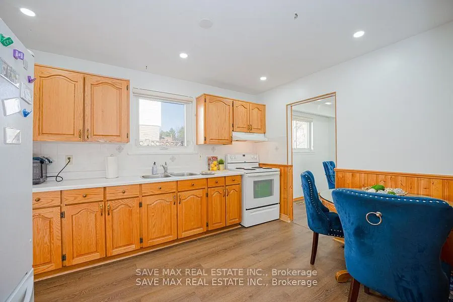 2 Geneva Cres