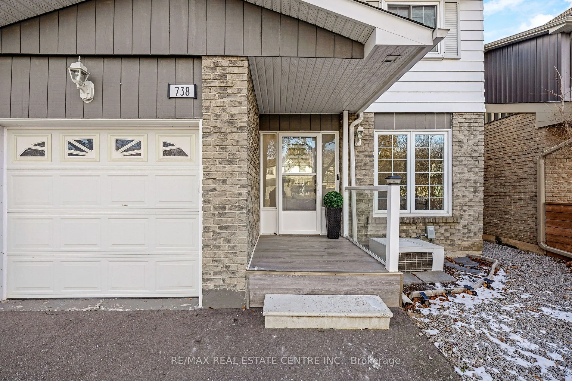 738 Briar Cres
