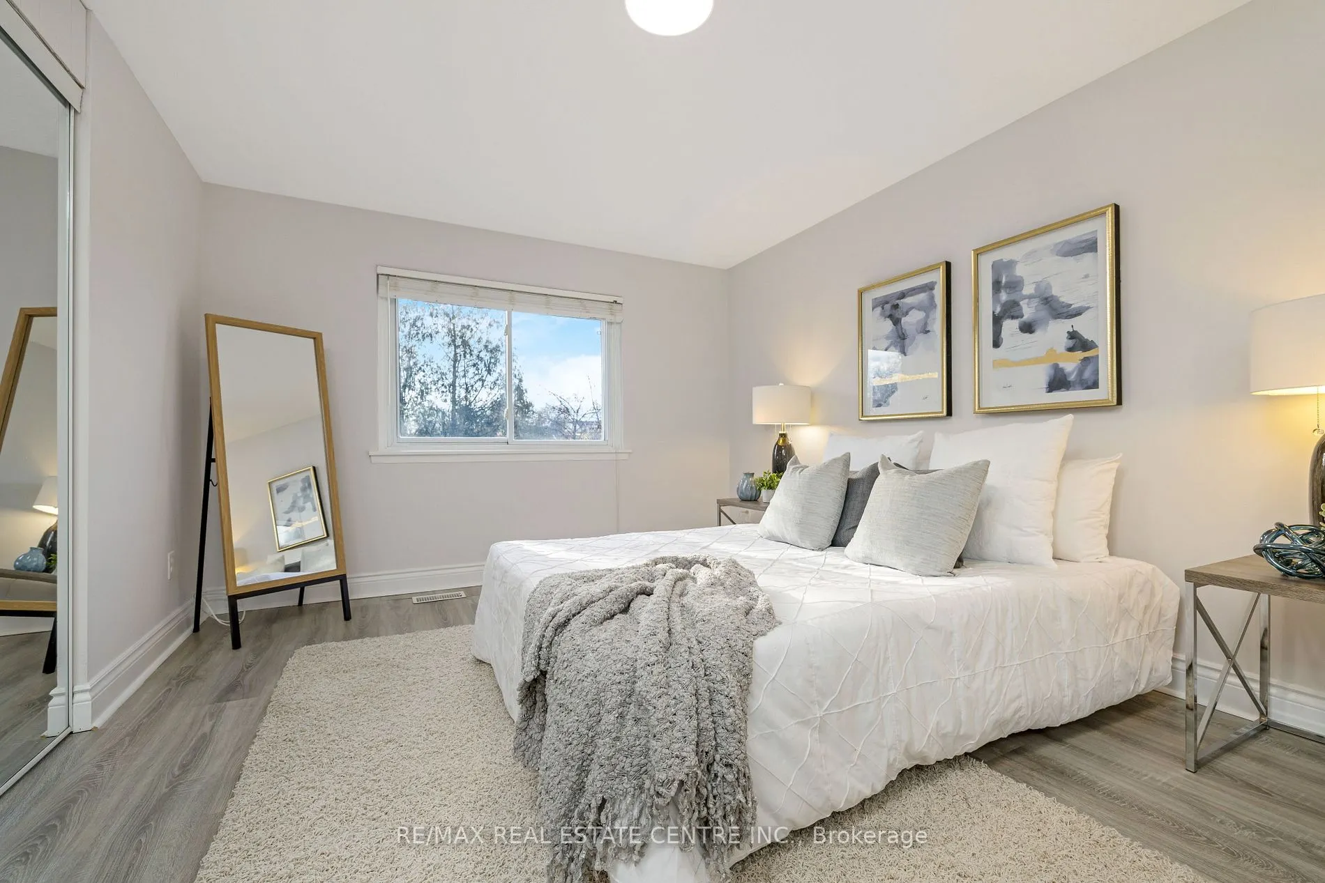 738 Briar Cres