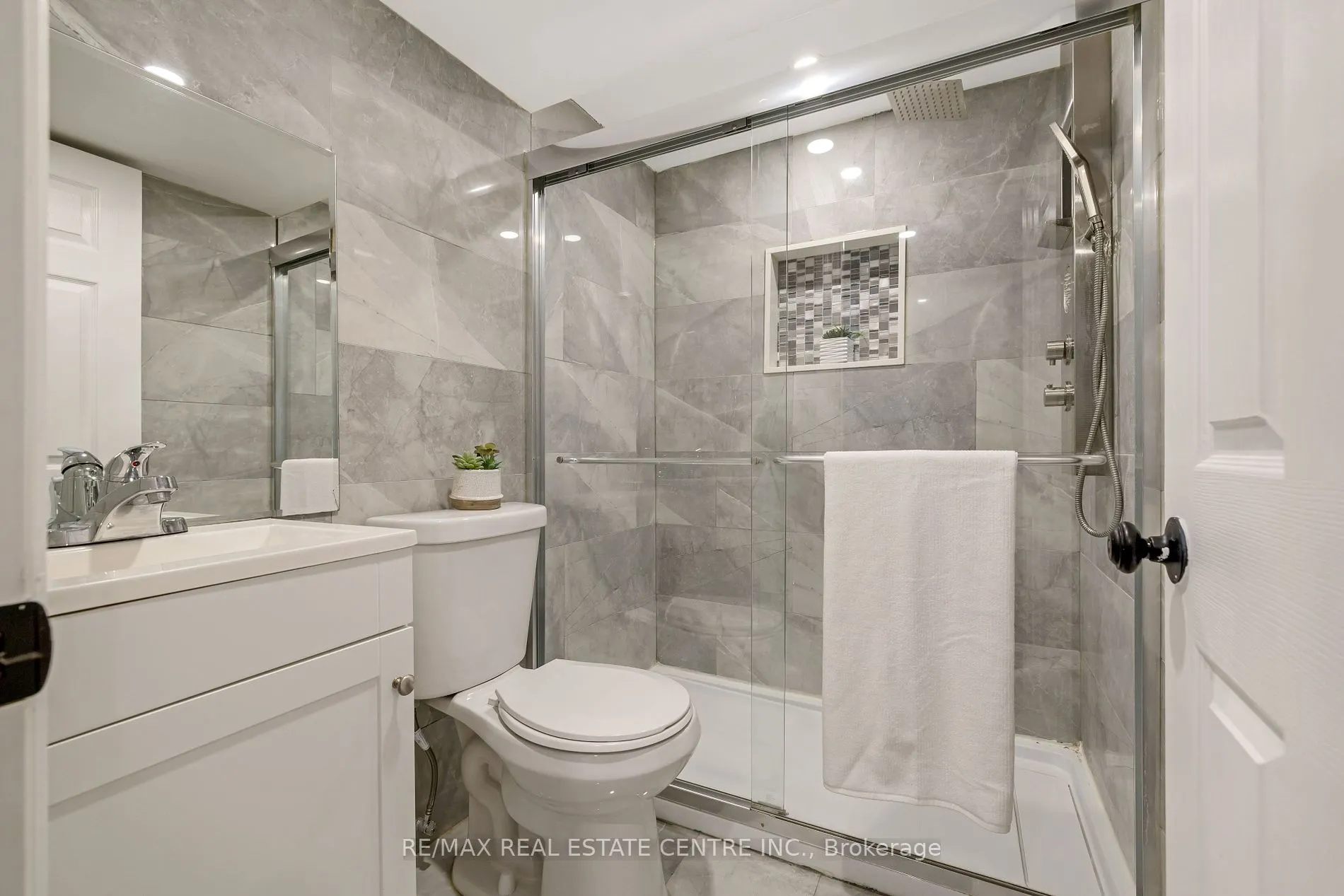 738 Briar Cres