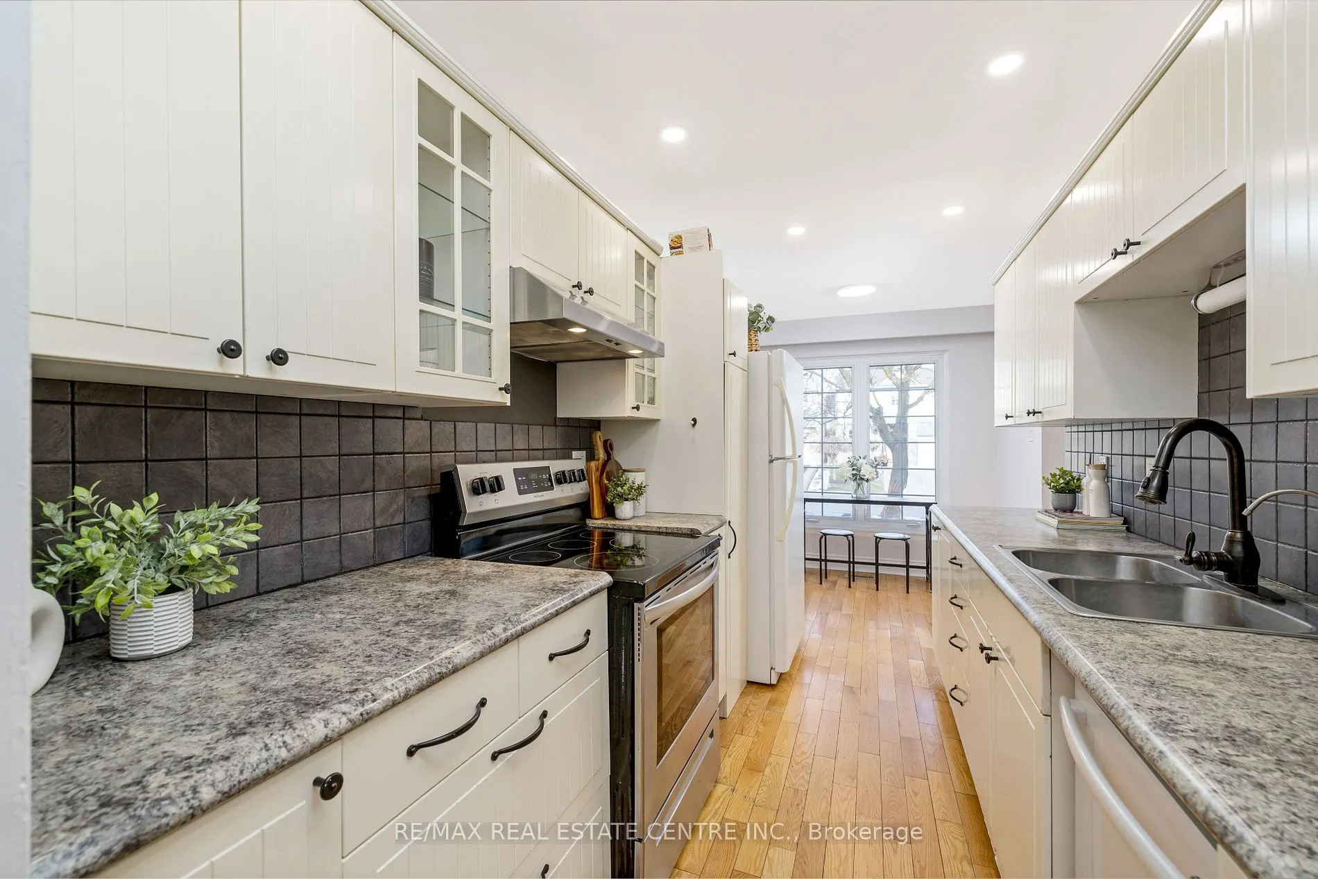 738 Briar Cres