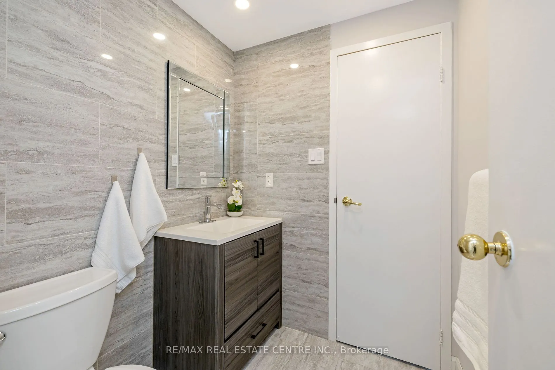 738 Briar Cres