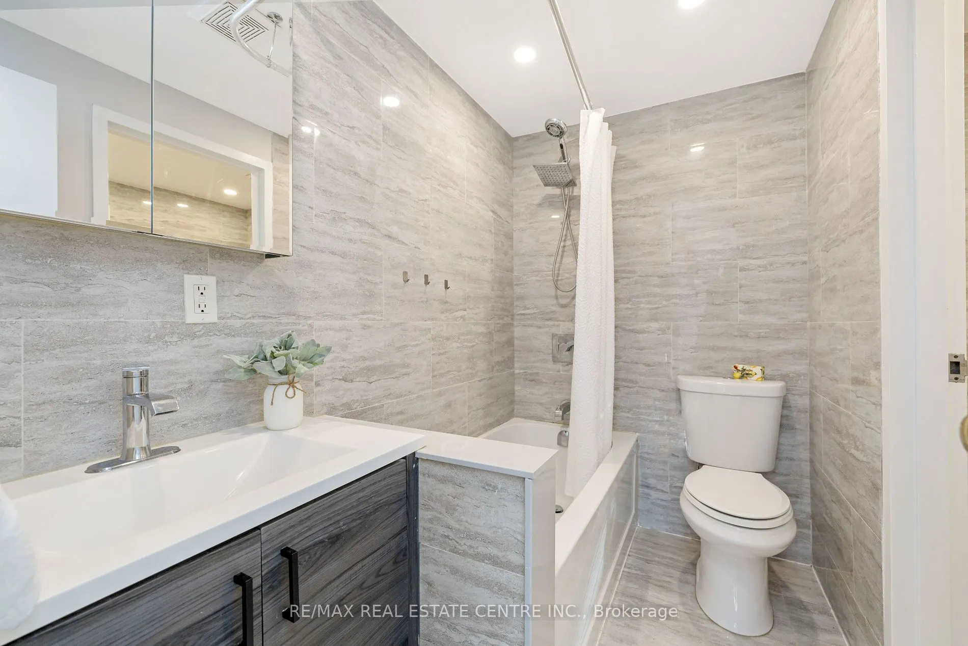 738 Briar Cres