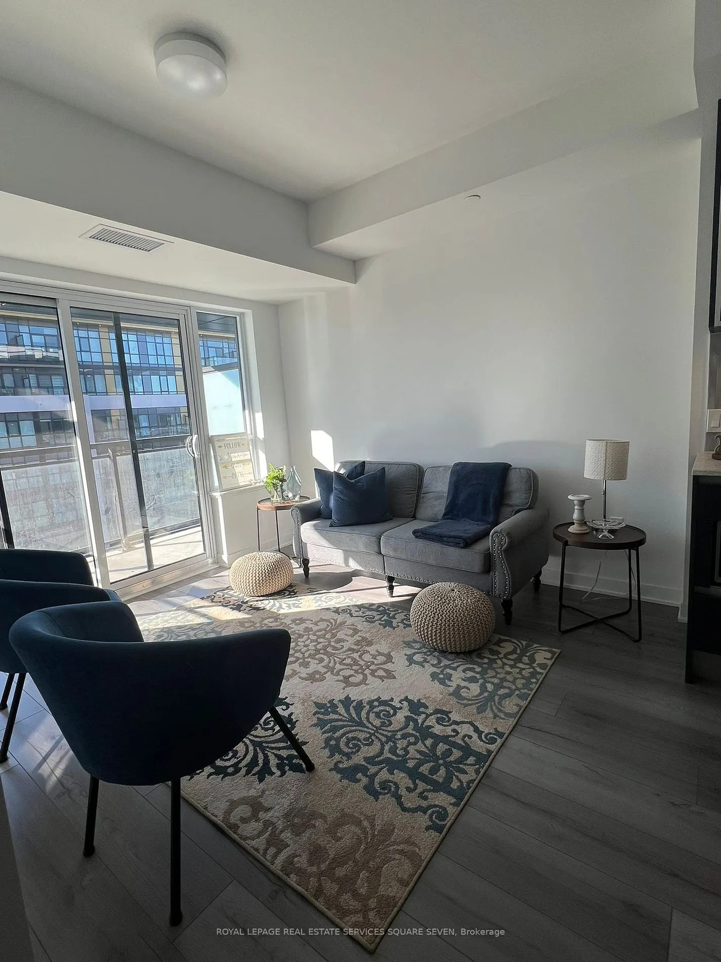 395 Dundas St W, #820