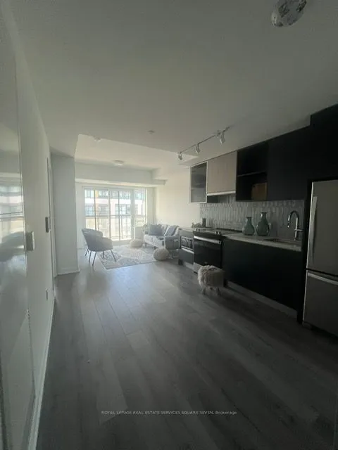 395 Dundas St W, #820