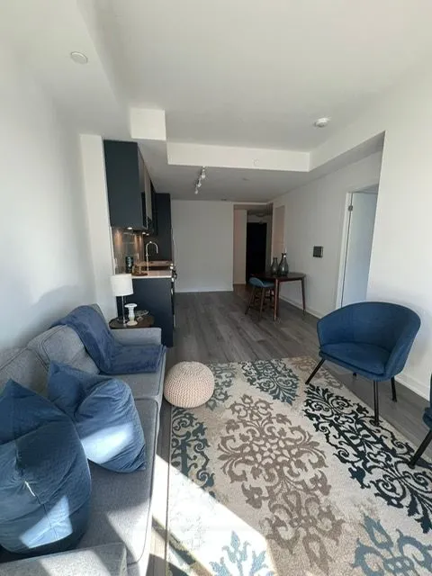 395 Dundas St W, #820