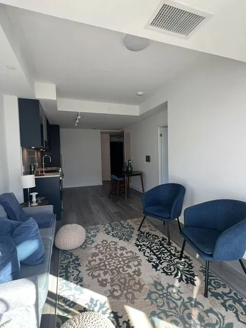 395 Dundas St W, #820