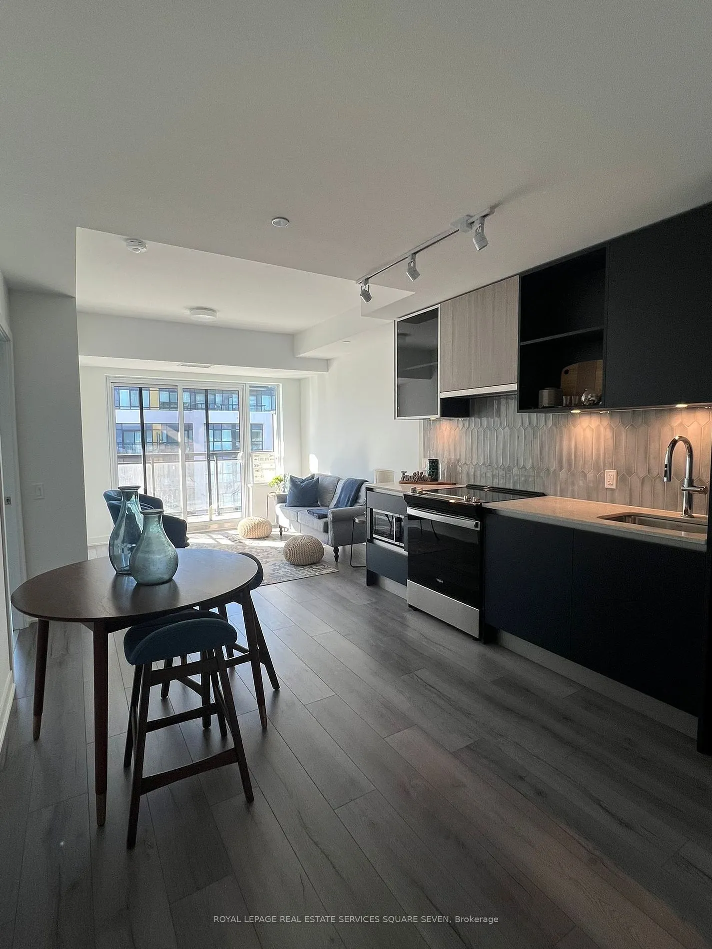 395 Dundas St W, #820