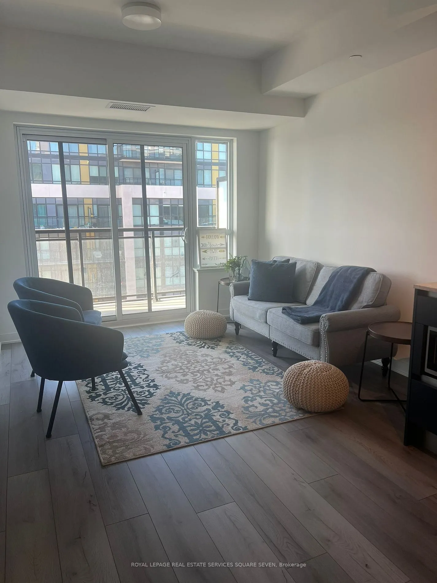 395 Dundas St W, #820