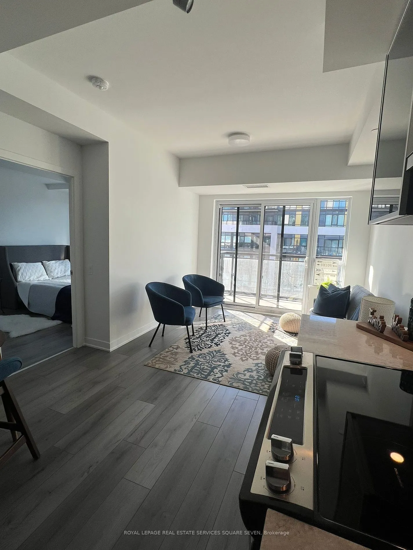 395 Dundas St W, #820