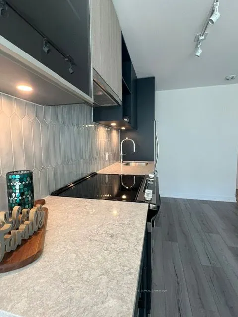 395 Dundas St W, #820