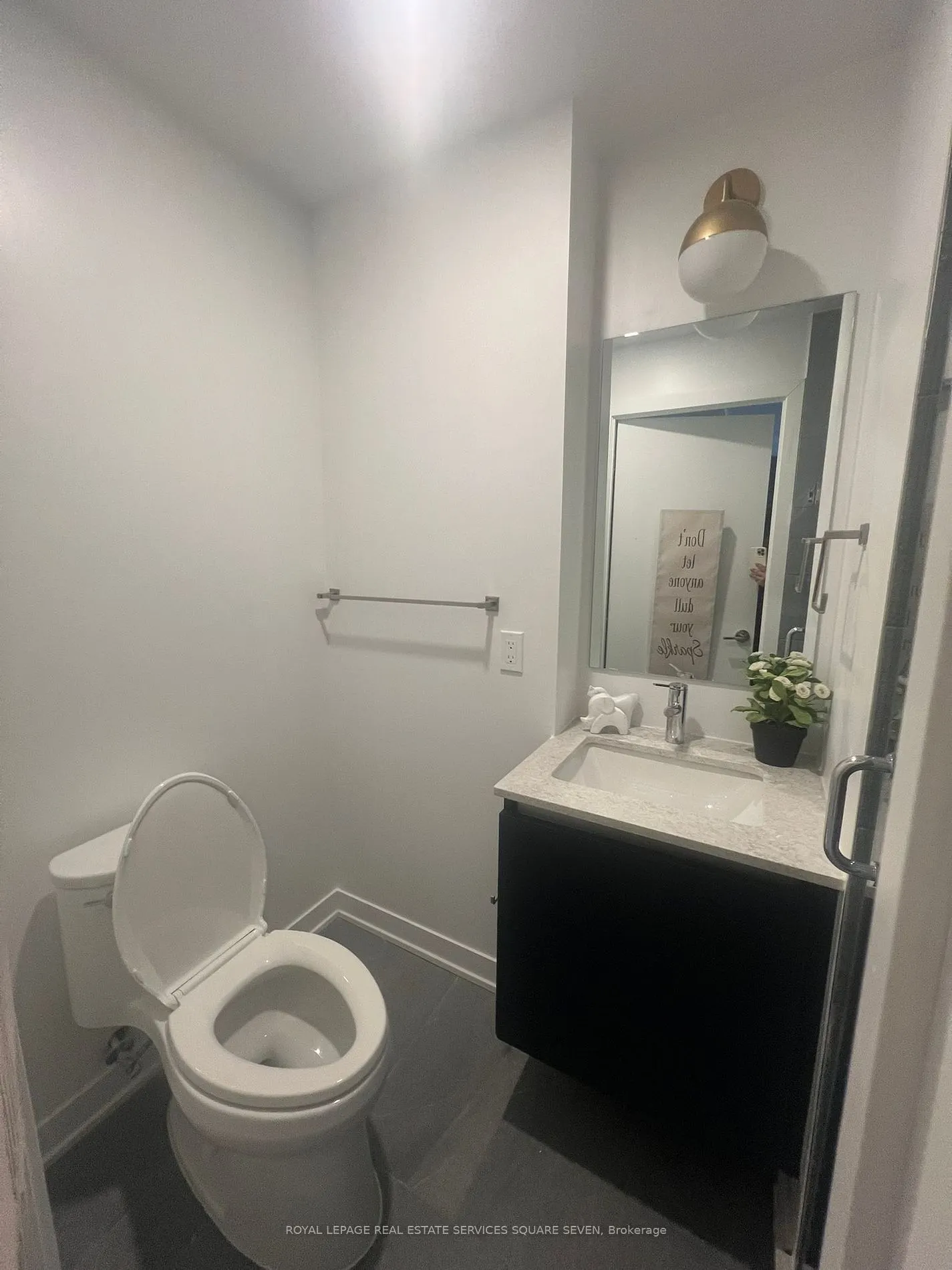 395 Dundas St W, #820