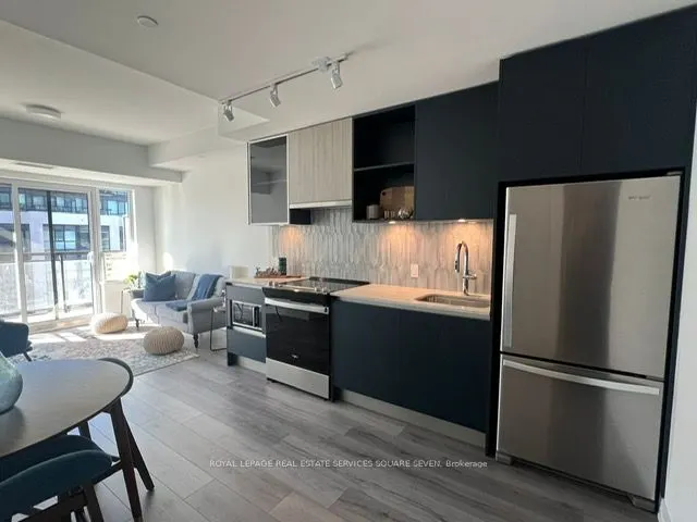 395 Dundas St W, #820