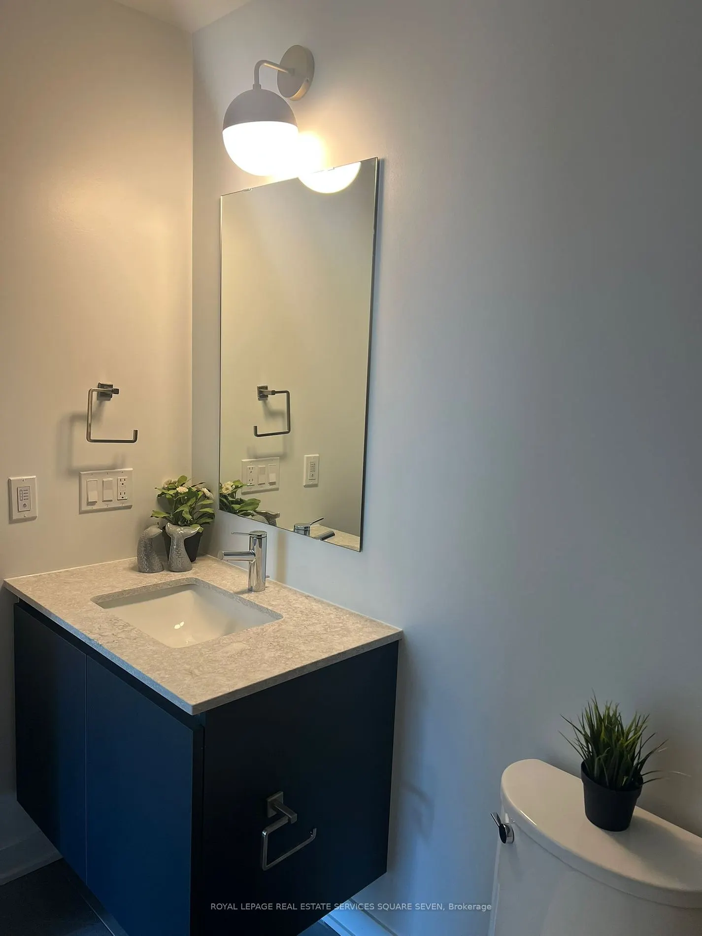 395 Dundas St W, #820