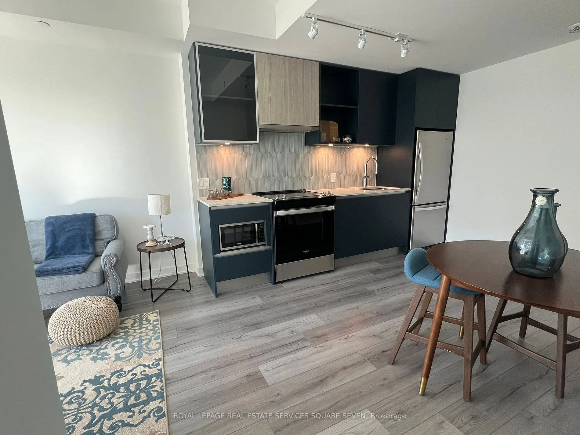 395 Dundas St W, #820