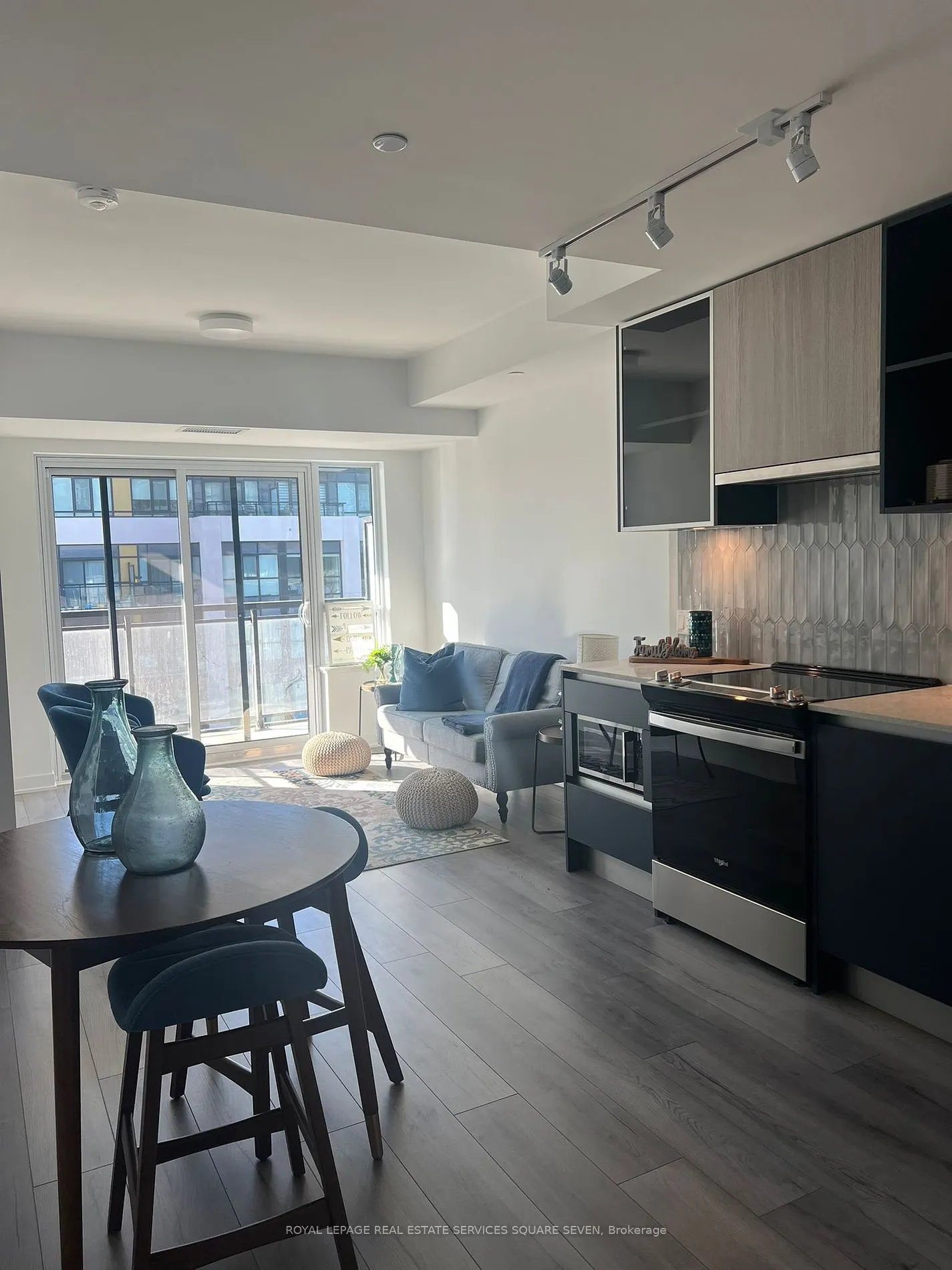395 Dundas St W, #820