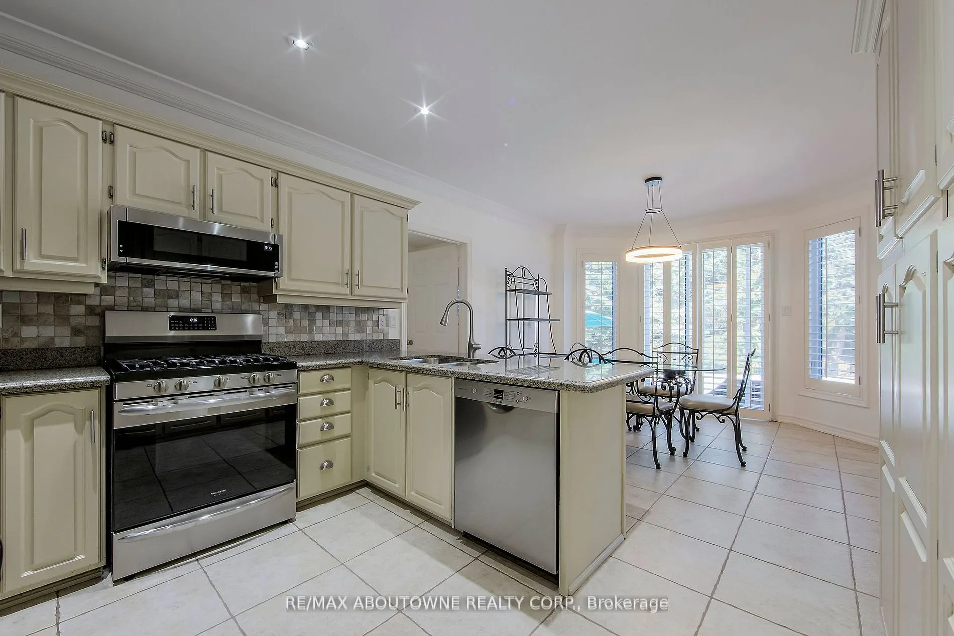 1487 The Links Dr