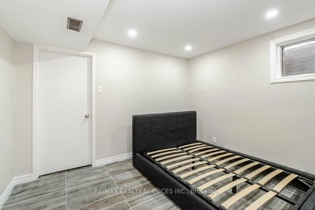 13 Weybridge Tr