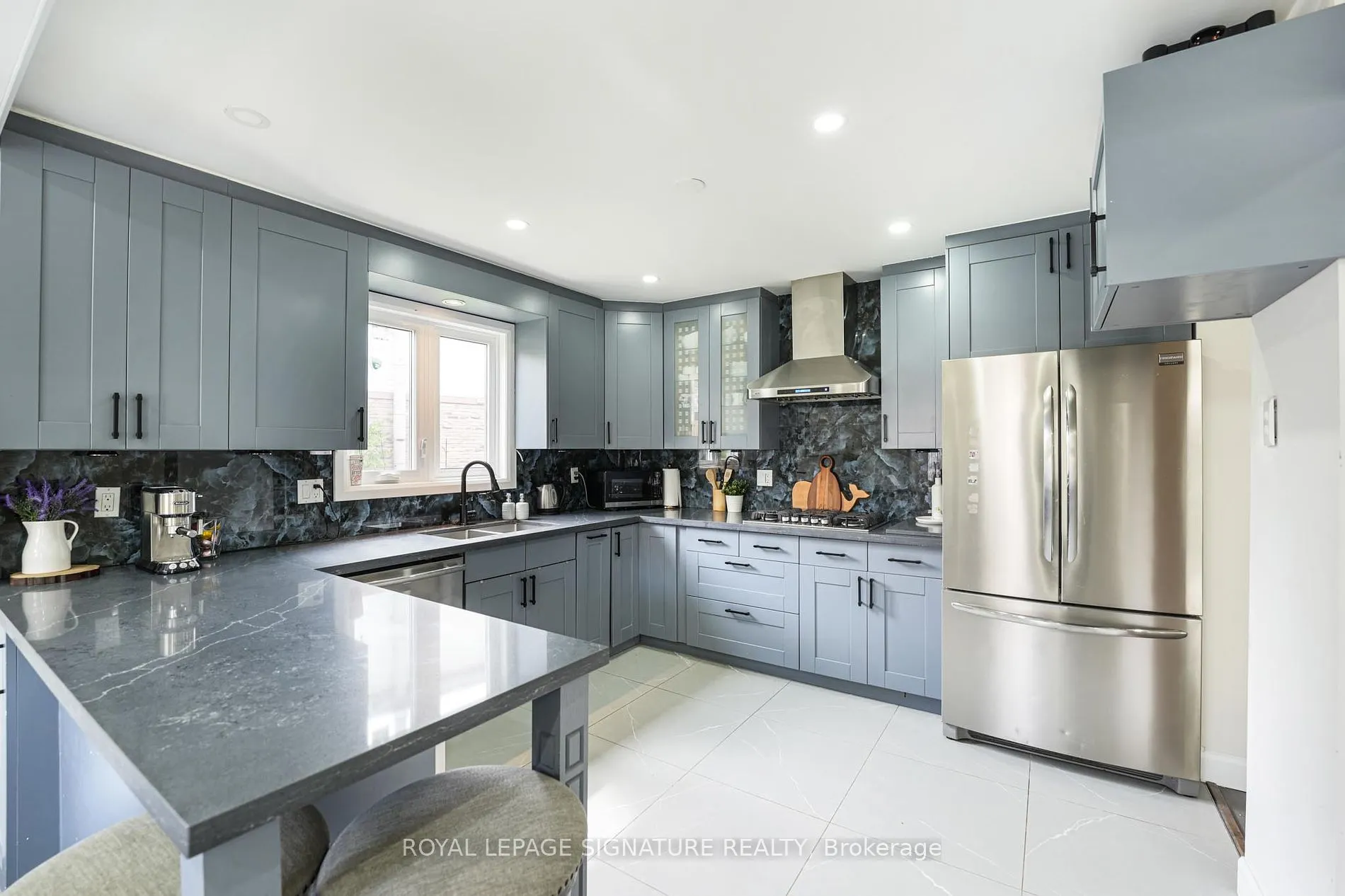 1521 Ealing Crt