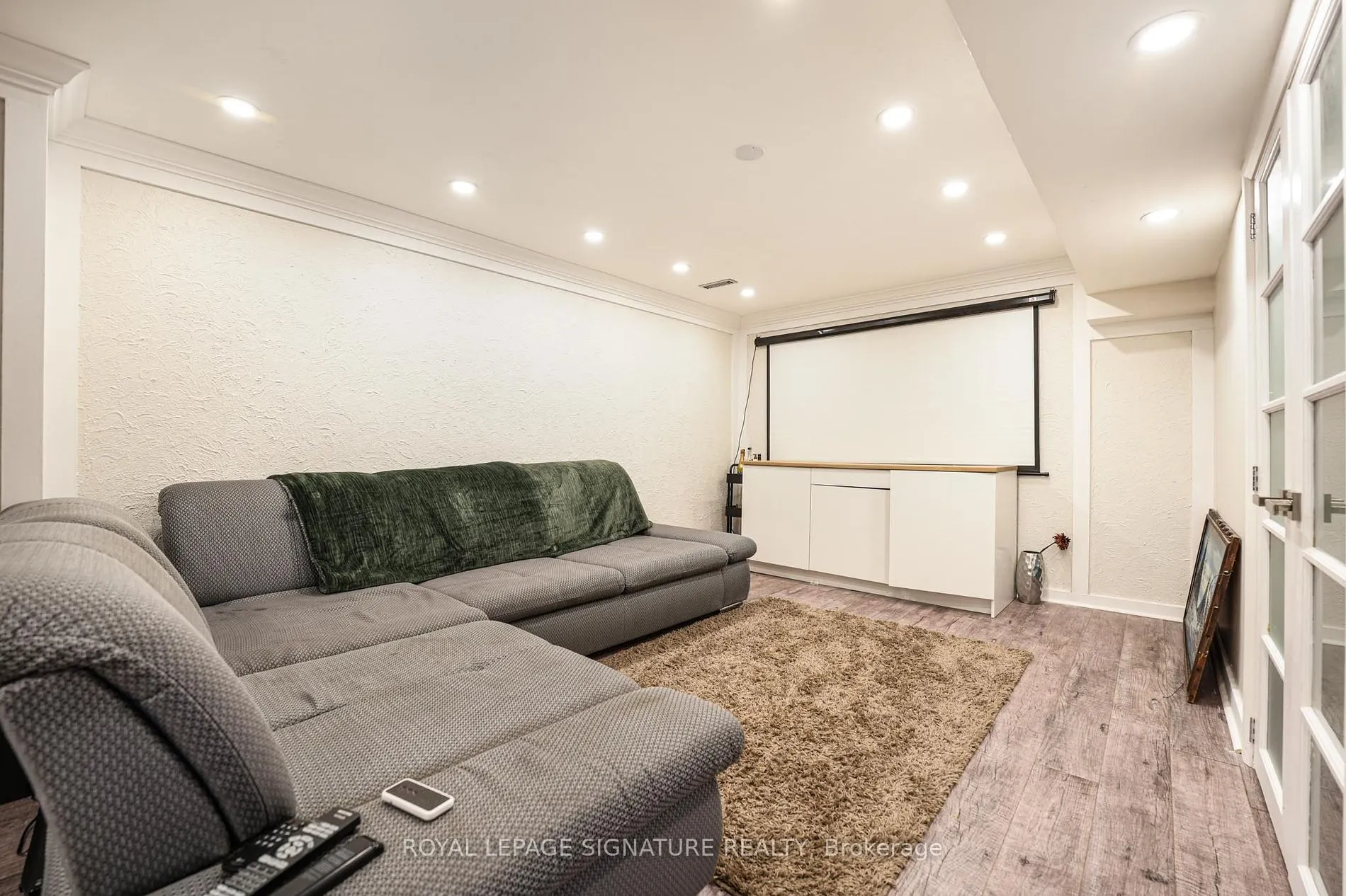 1521 Ealing Crt