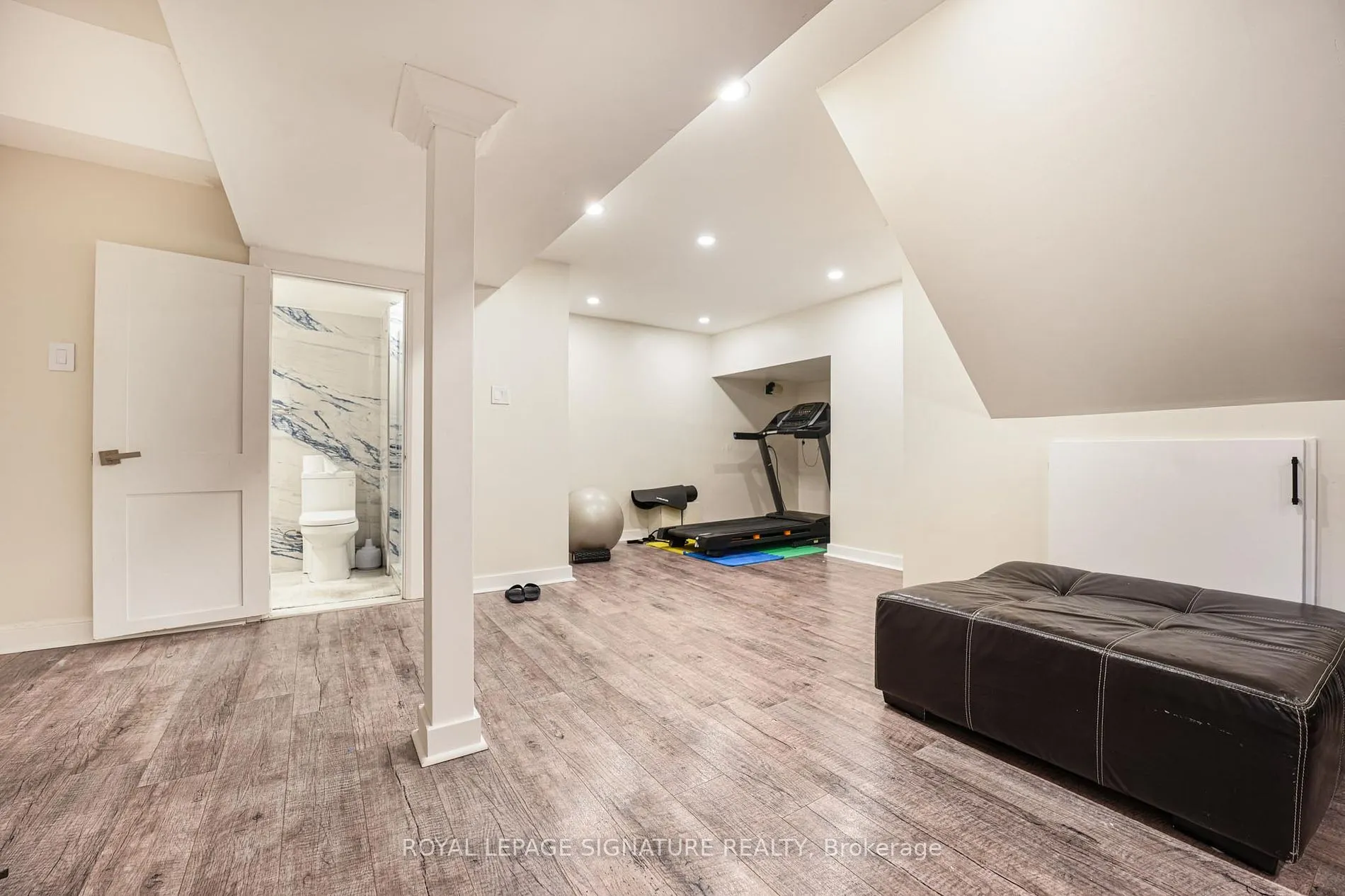 1521 Ealing Crt
