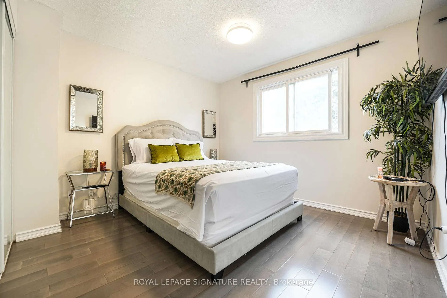 1521 Ealing Crt