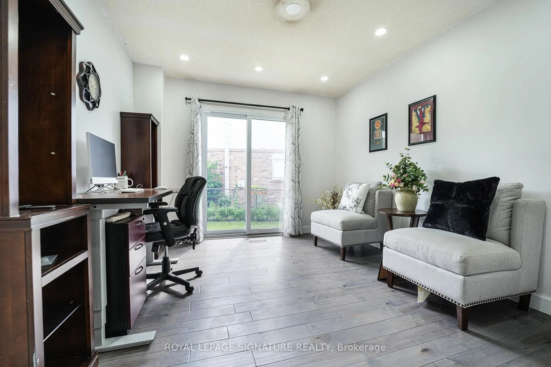 1521 Ealing Crt