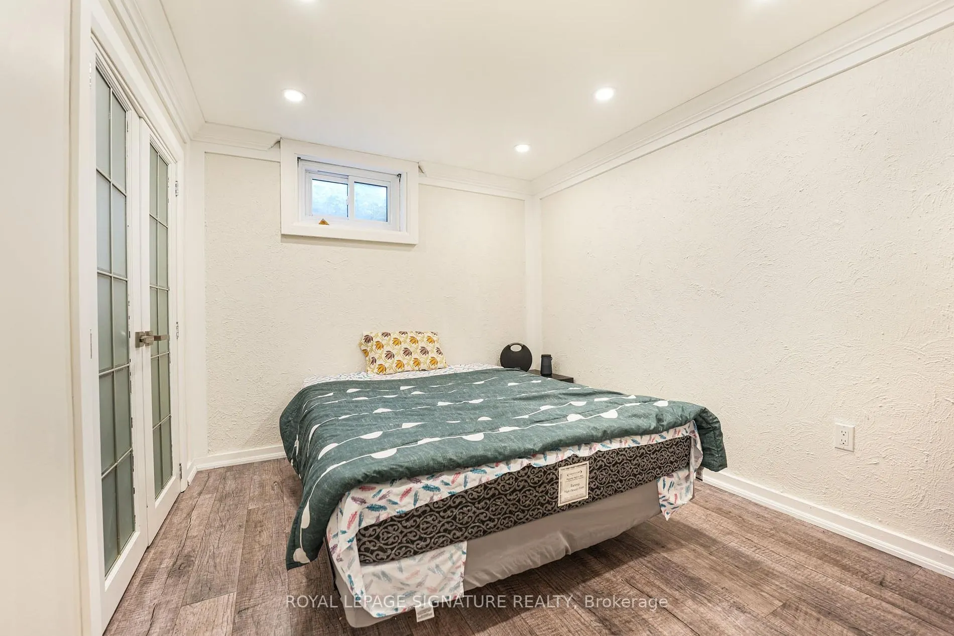 1521 Ealing Crt