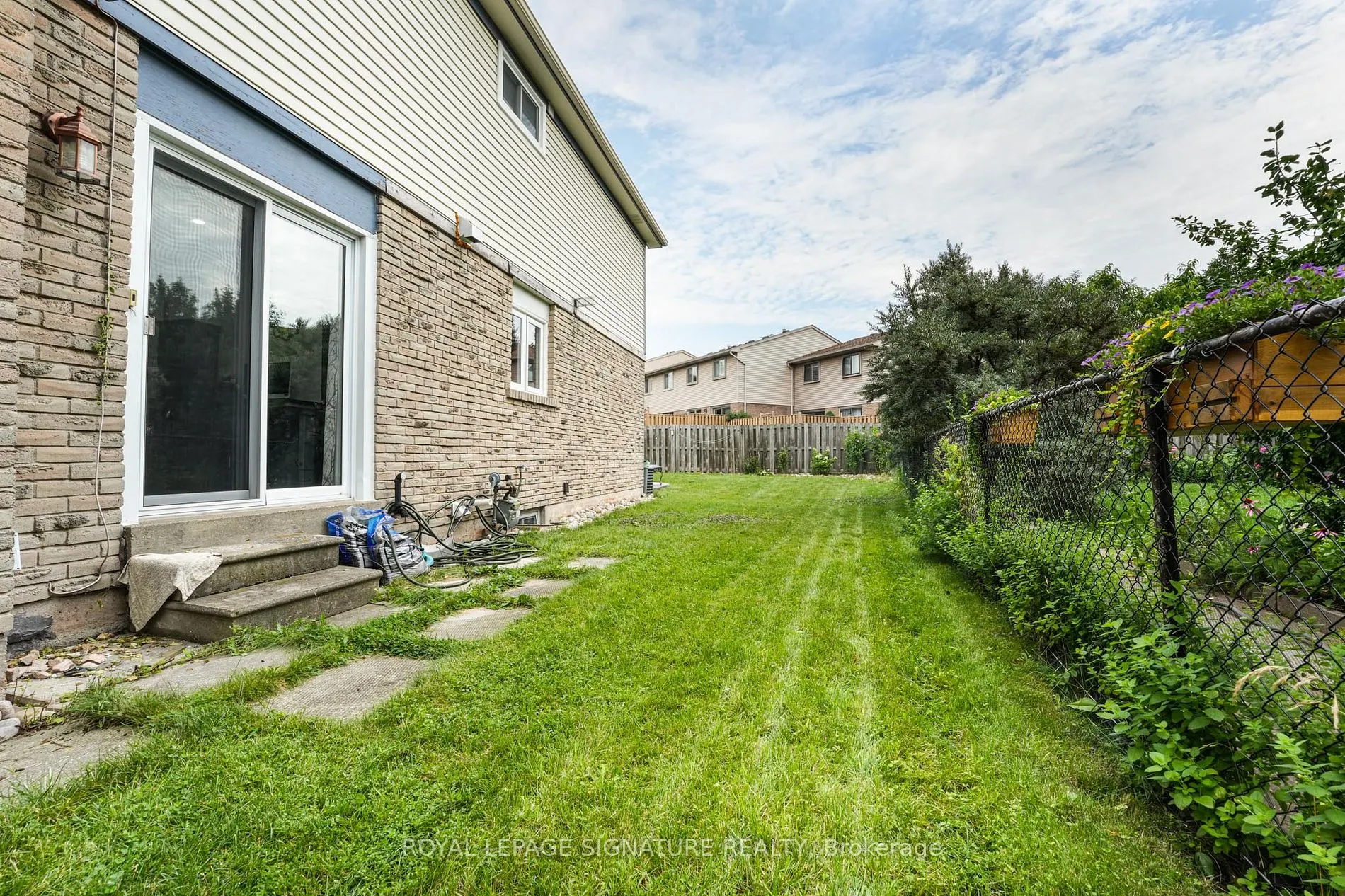 1521 Ealing Crt