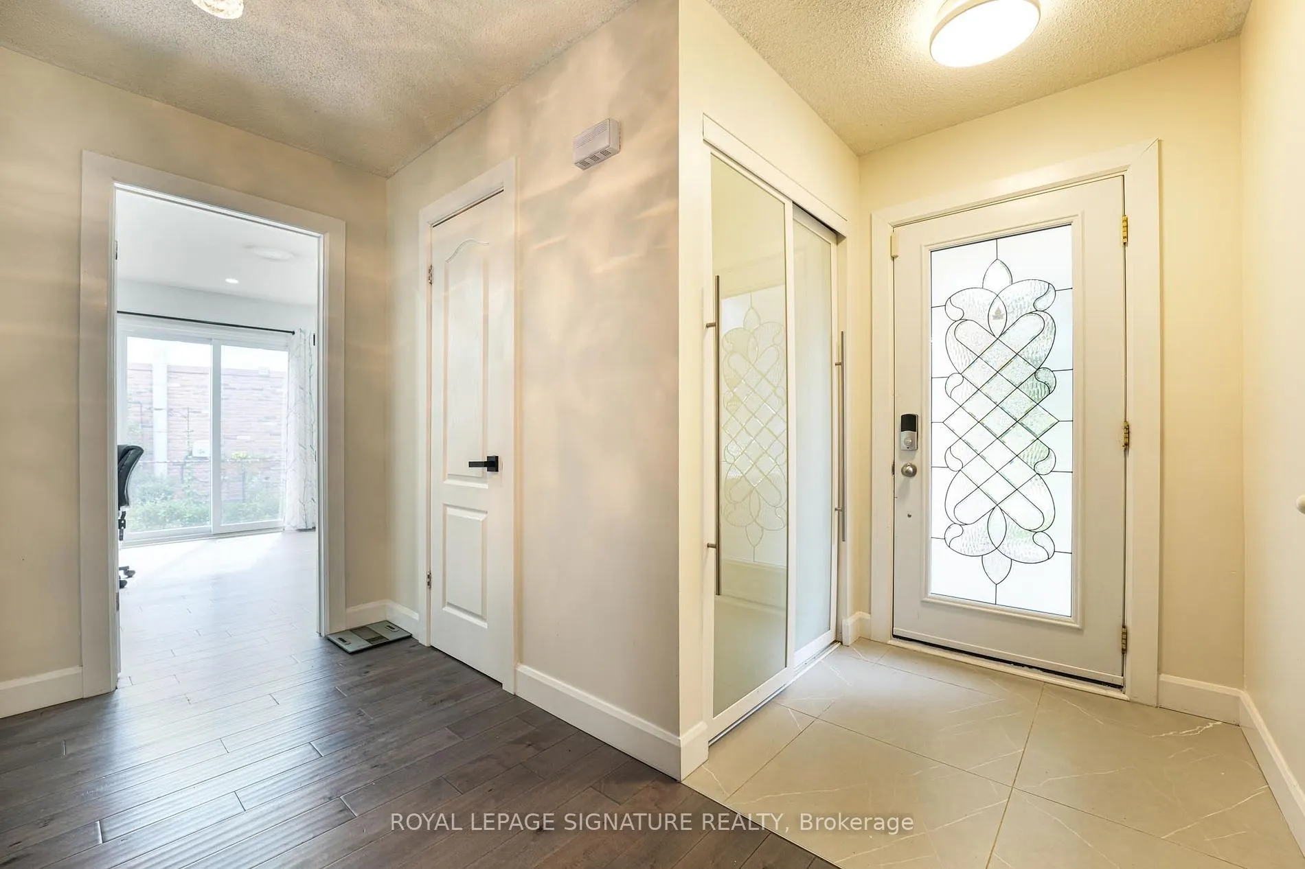 1521 Ealing Crt