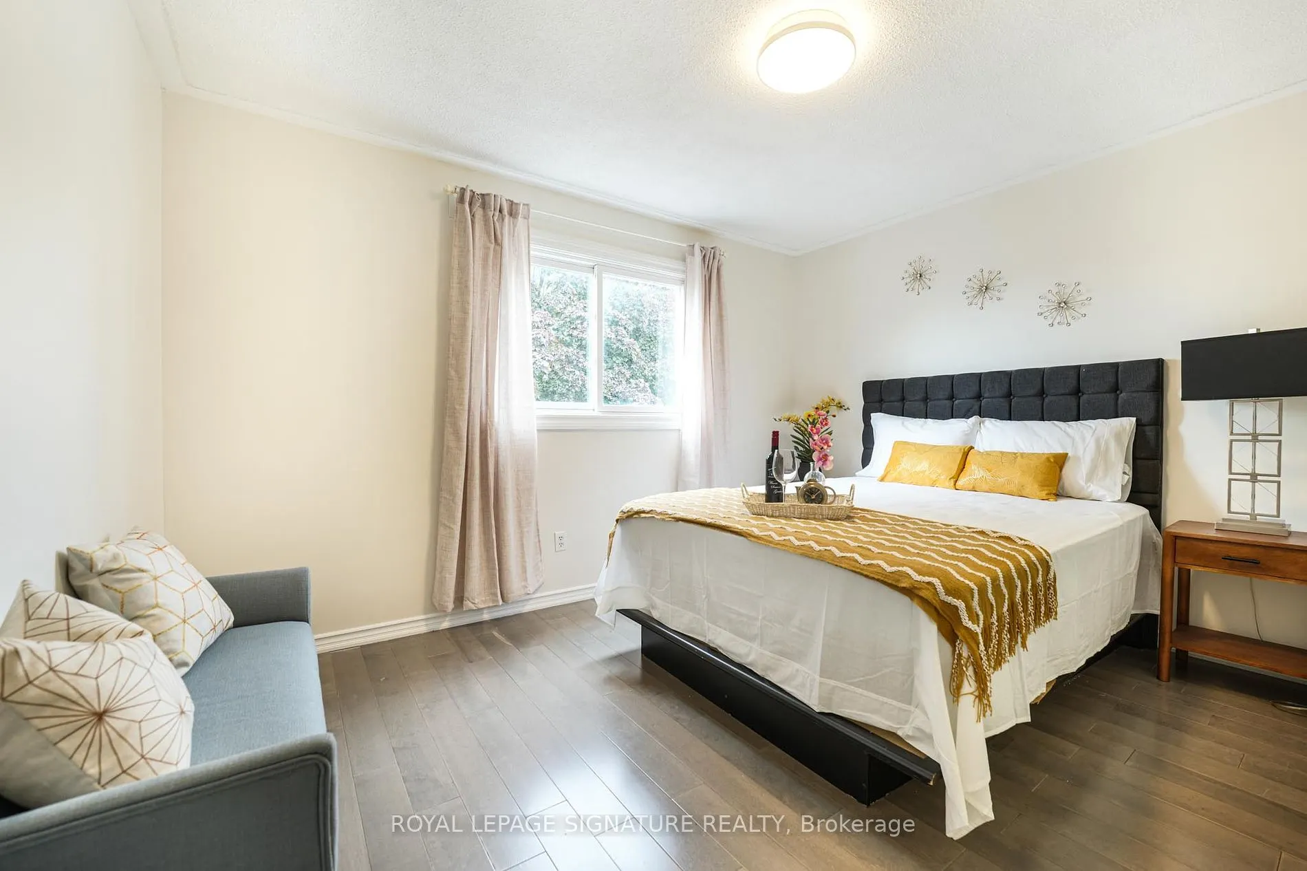 1521 Ealing Crt
