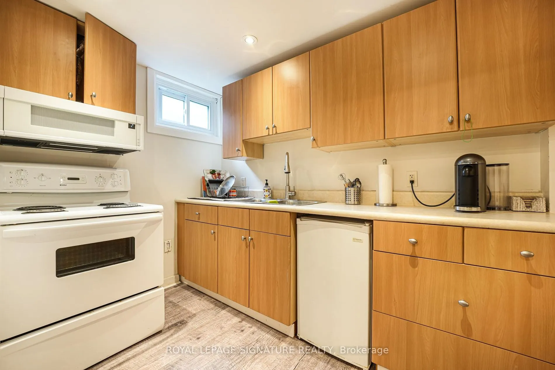1521 Ealing Crt