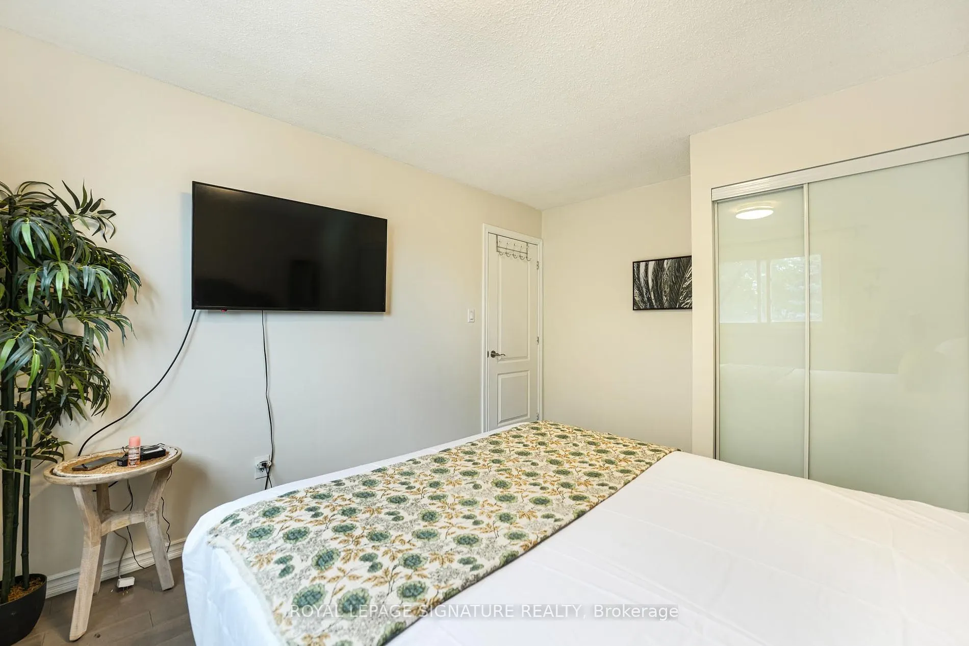1521 Ealing Crt