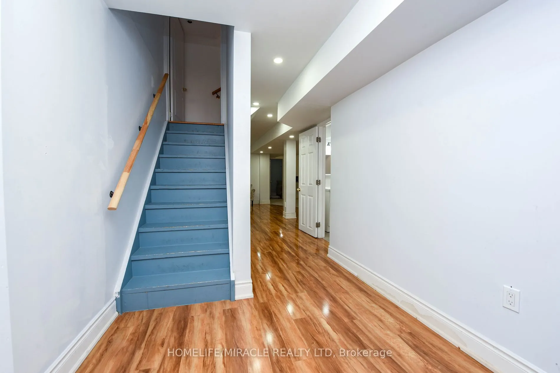 322 Ellwood Dr W