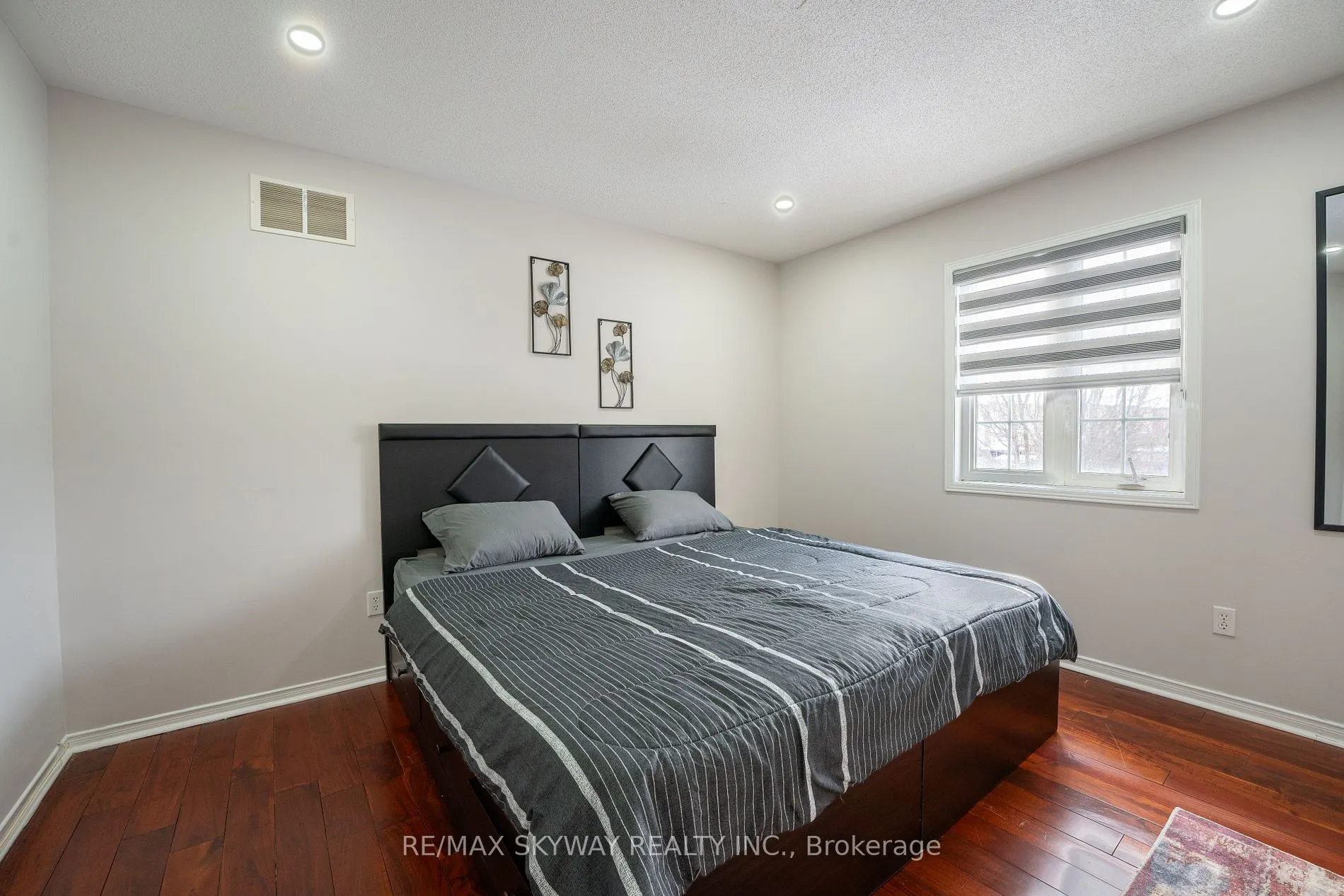 3 Piper St