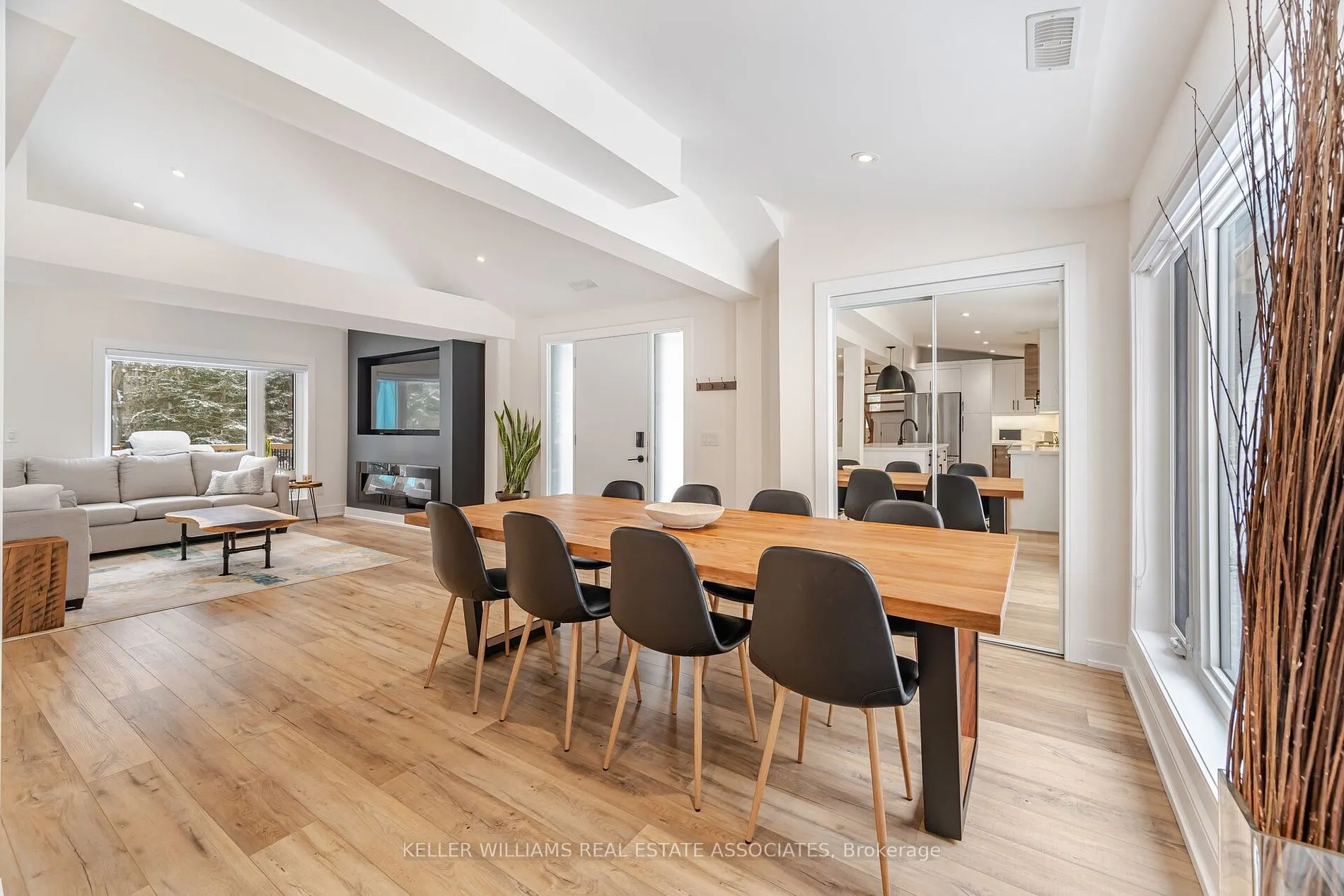 57 King St S