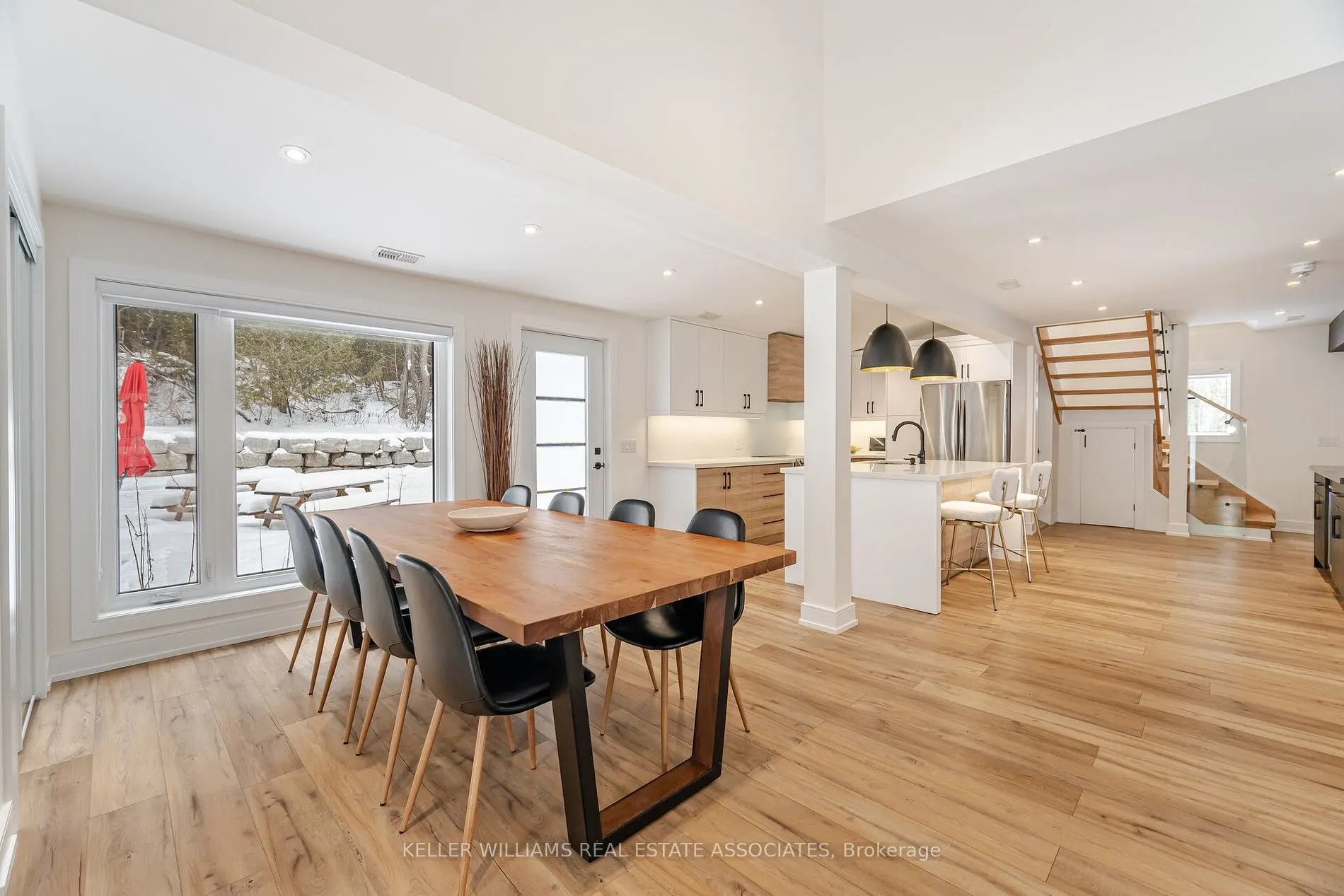 57 King St S