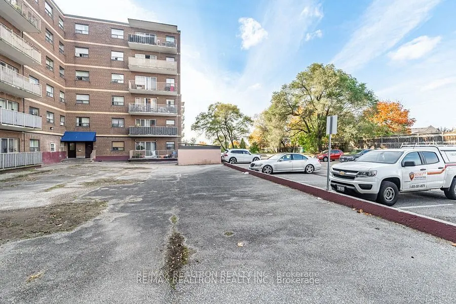 1524 Lawrence Ave W, #101