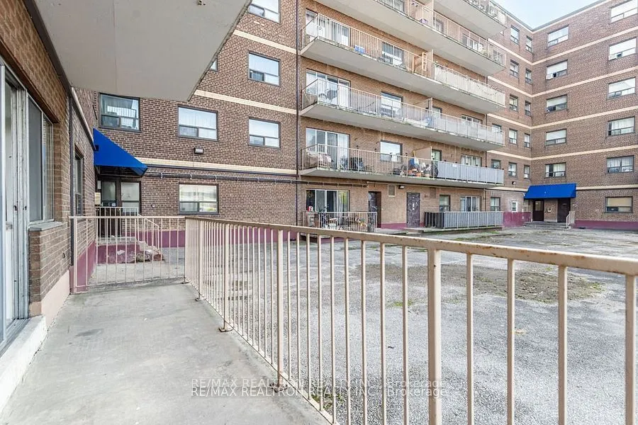 1524 Lawrence Ave W, #101