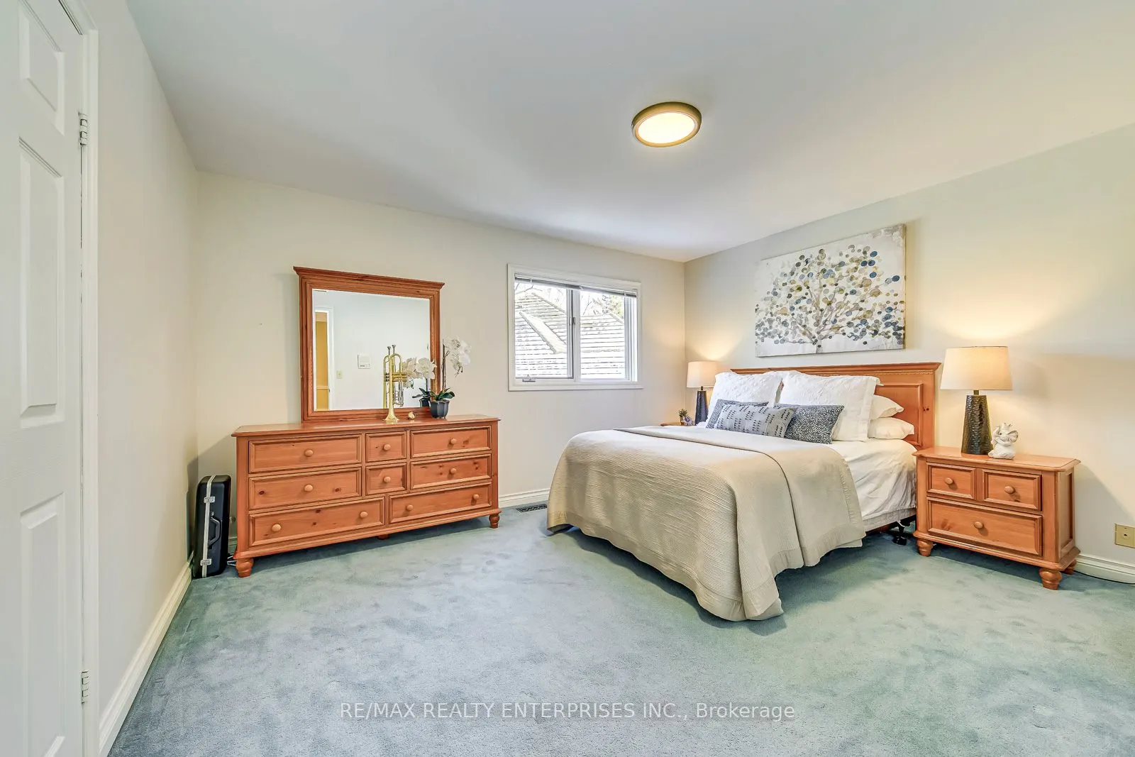 1935 Calgary Crt