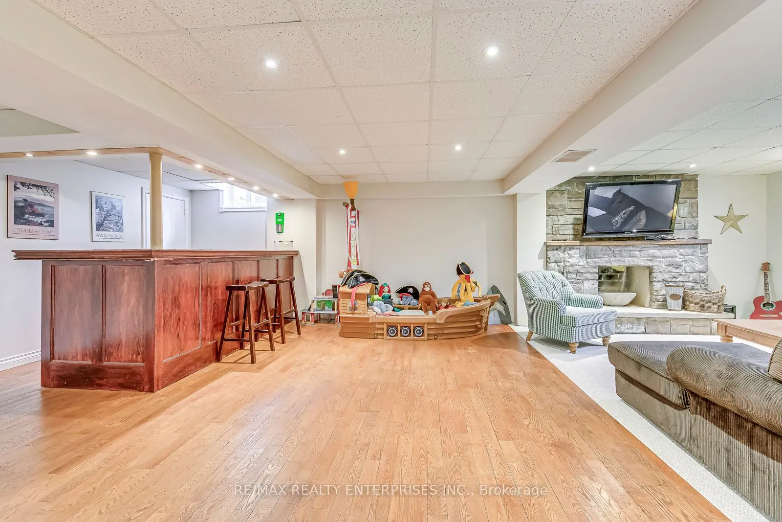 1935 Calgary Crt