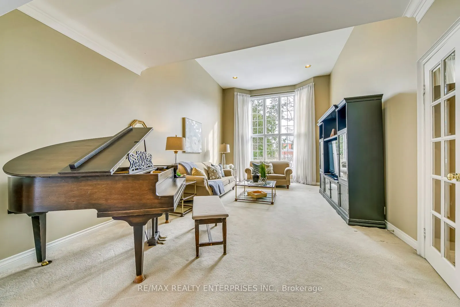 1935 Calgary Crt