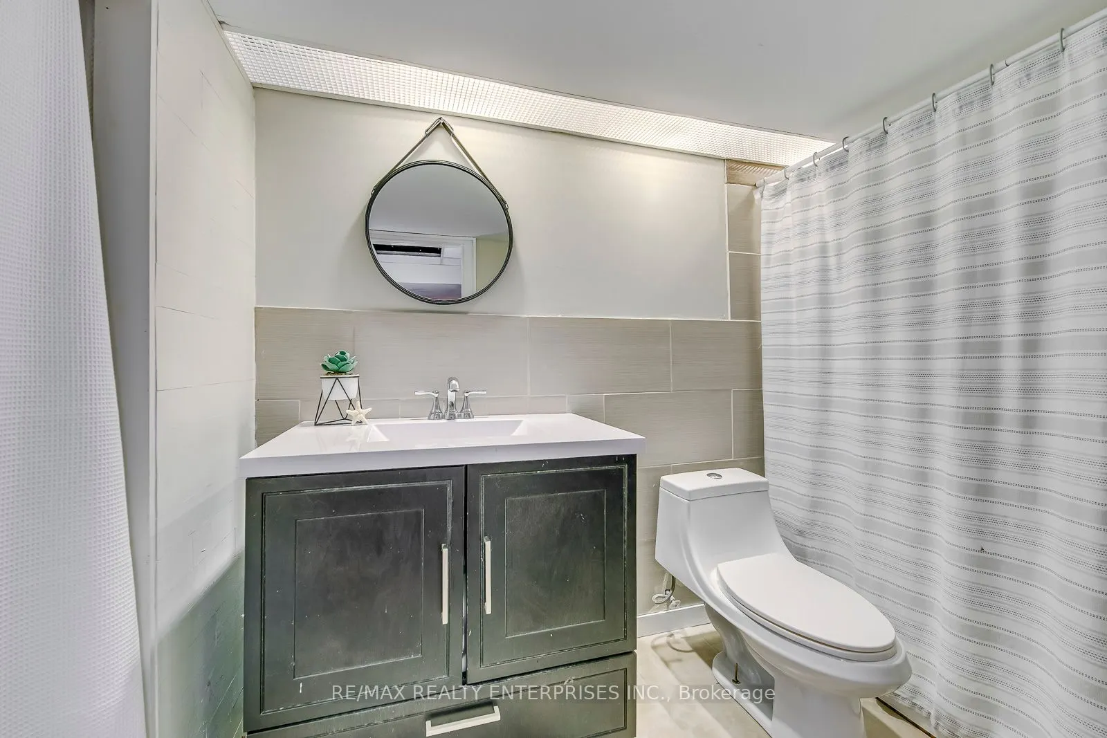 1935 Calgary Crt