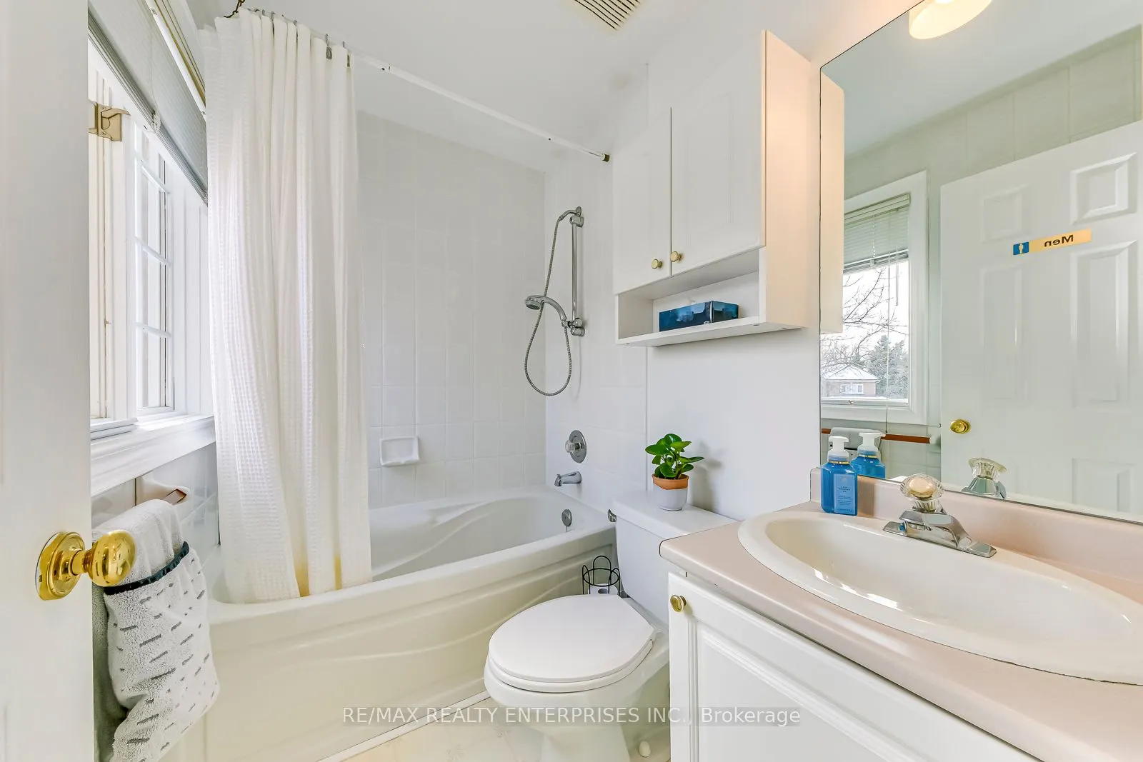 1935 Calgary Crt