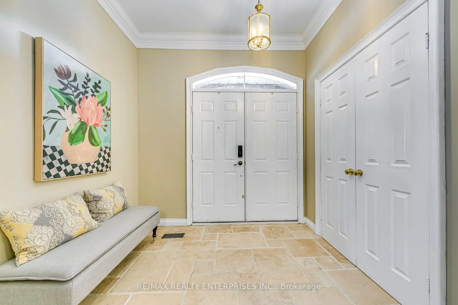 1935 Calgary Crt