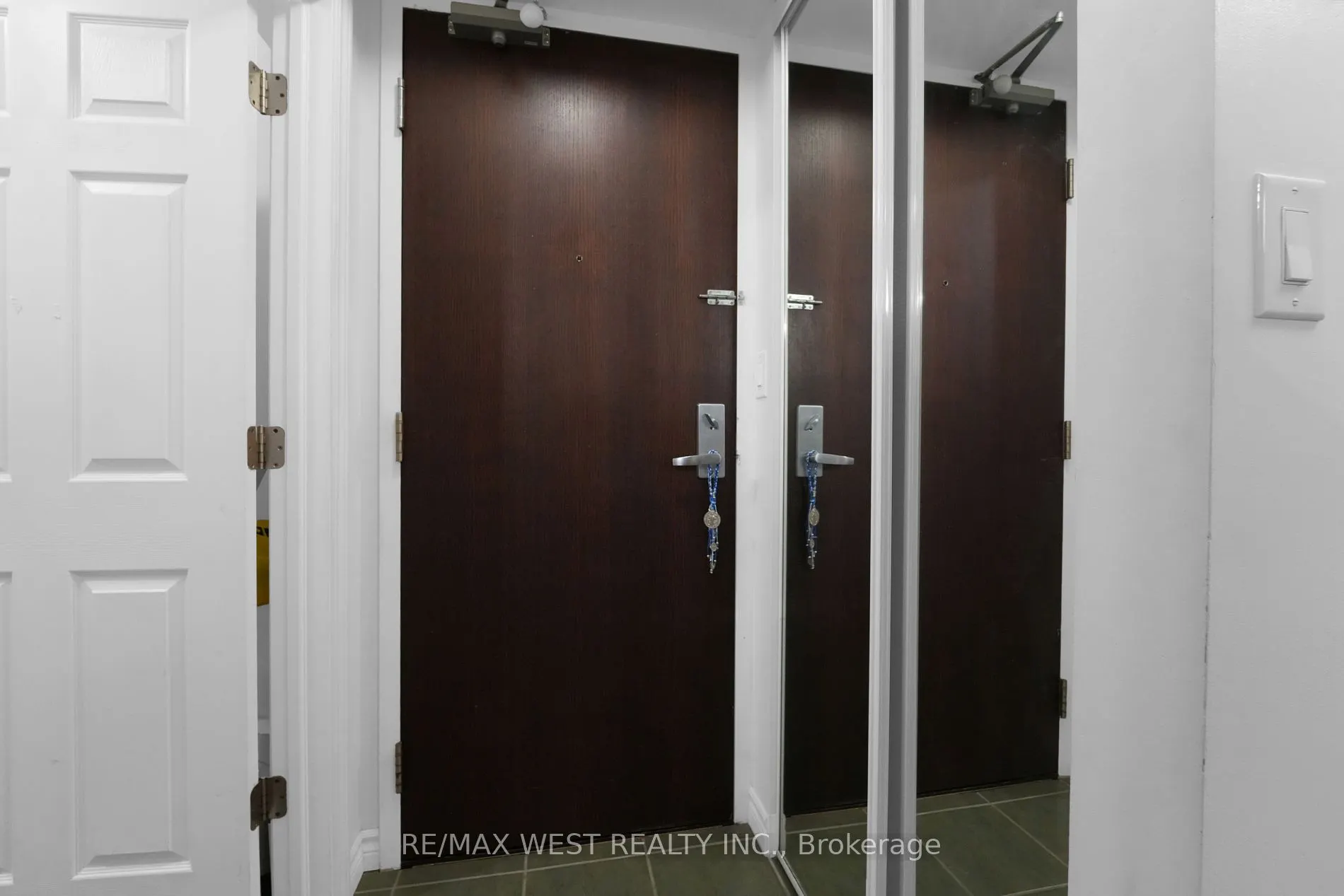 335 Rathburn Rd W, #2202